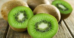 Ăn kiwi buổi tối có mập, tốt không? Ăn đúng cách để không bị ngứa miệng 