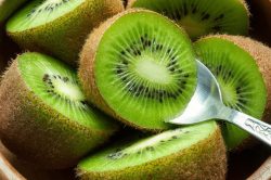 Ăn kiwi buổi tối có mập, tốt không? Ăn đúng cách để không bị ngứa miệng 