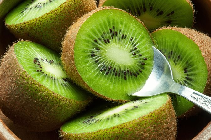 Ăn kiwi buổi tối có mập, tốt không? Ăn đúng cách để không bị ngứa miệng